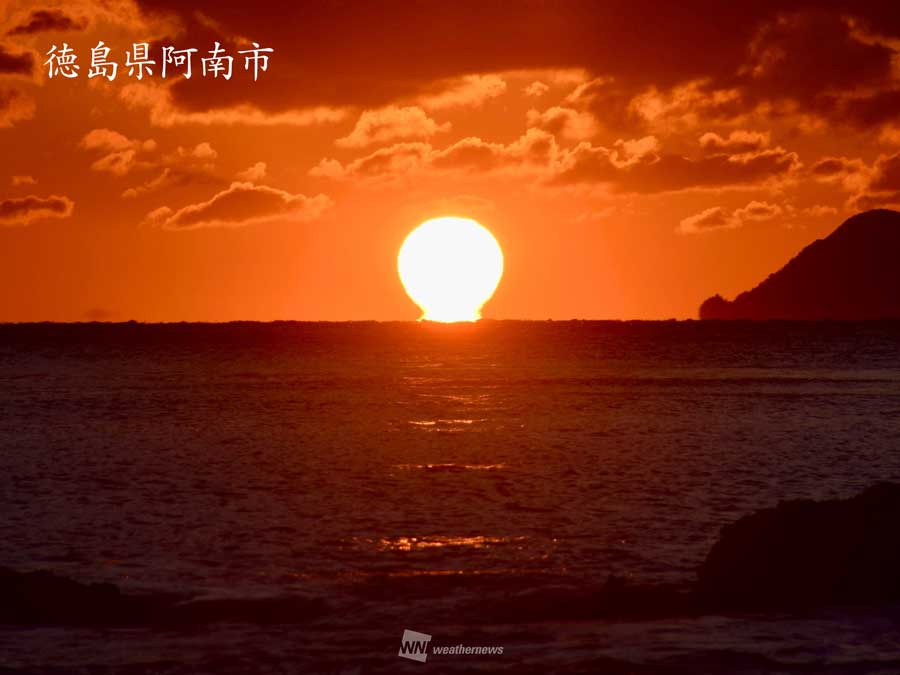 ダルマ朝日を取り巻く層積雲 現代アート「ダルマ朝日を取り巻く