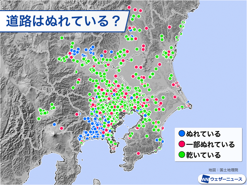 朝の雪はほぼ溶けて路面は乾く 午後の雨で濡れた所は凍結リスクも