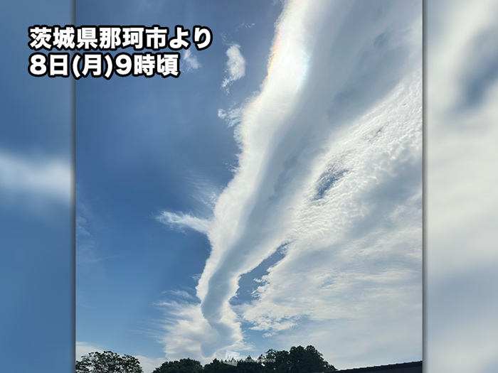 ニョロリと伸びる不思議な雲 茨城県の空に見えた「つるし雲」の一種