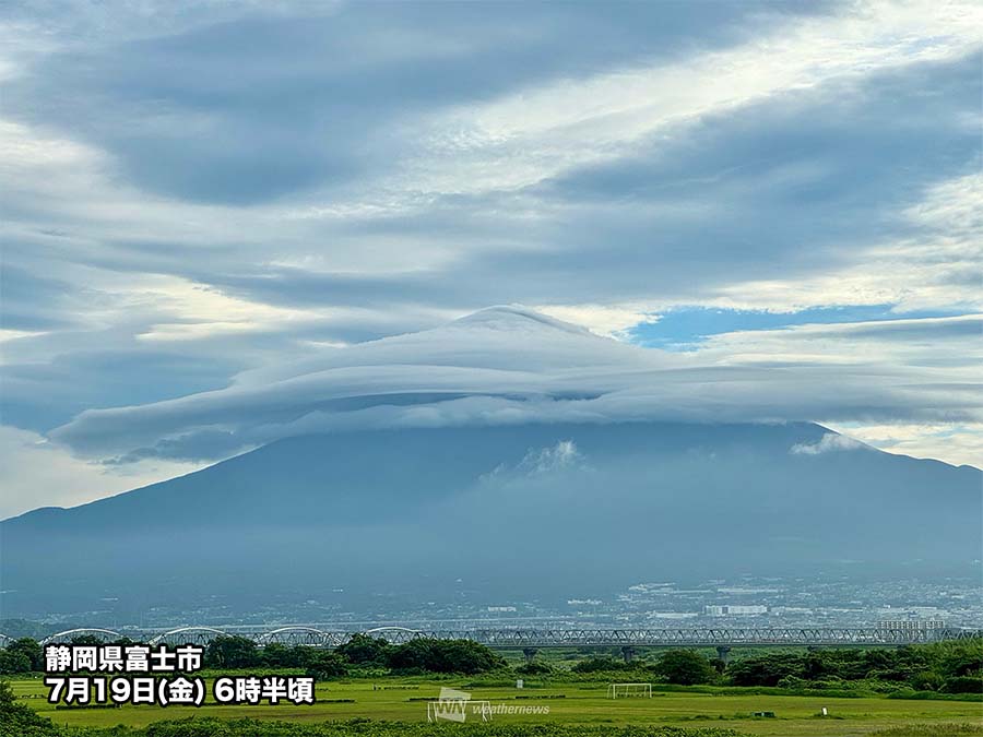 富士山を覆う帽子のような「笠雲」が出現 - ウェザーニュース