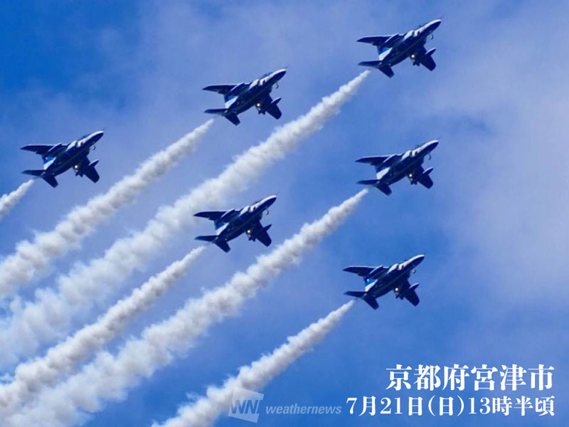 天橋立上空をブルーインパルスが華麗に飛行 京都府 - ウェザーニュース