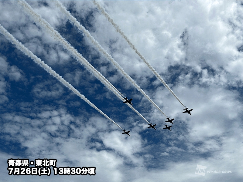 青森の空をブルーインパルスが飛行 東北町湖水まつり花火大会