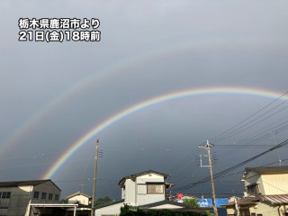 天からは降る虹。
a4水彩アート紙 虹色日和の最後に環天頂アーク 空の高い所に現れる逆さ虹 - ウェザー