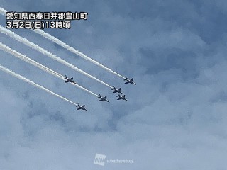 ブルーインパルスの展示飛行 愛知県小牧基地 - ウェザーニュース