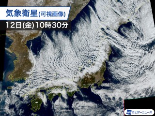 日本海一面に寒気に伴う雪雲 午後にかけて強い雪や吹雪に注意