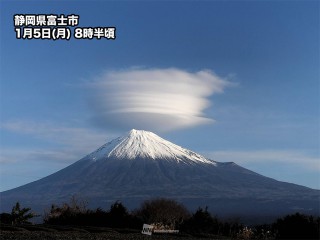 富士山に「笠雲」が出現 東京都心など関東平野からも目撃 - ウェザー