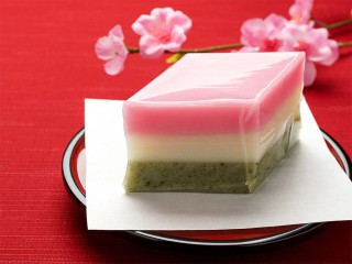 ひな祭りに飾られる菱餅（ひしもち） 赤・白・緑の3色の意味は