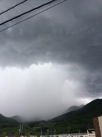 雨が降りながら近づ...