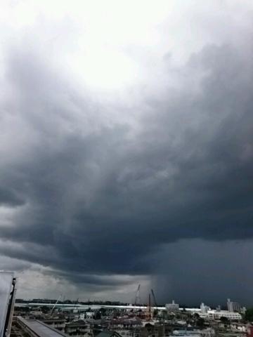 東から雨雲接近中...