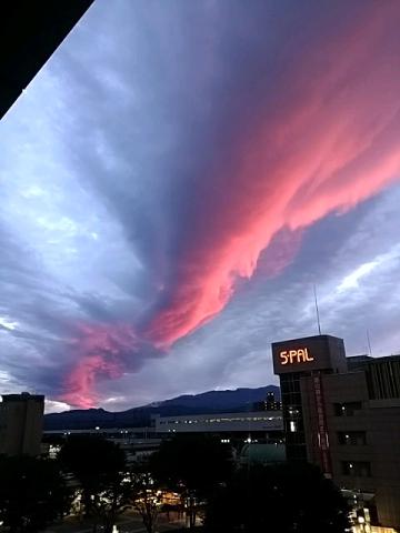 雲の一部が赤く染ま...