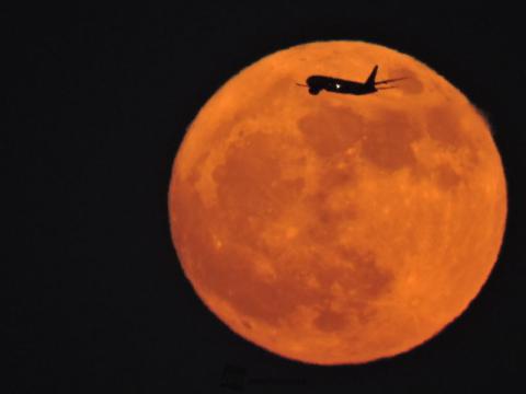 お月様と飛行機のコ...