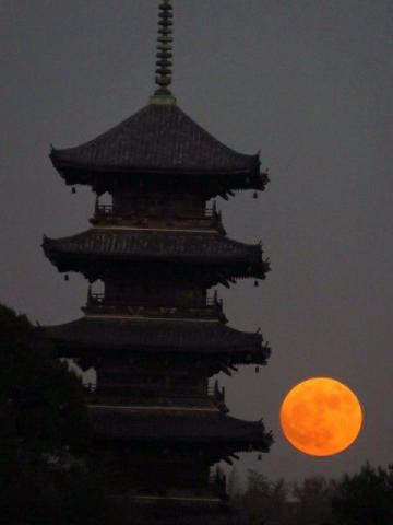 月の出すぐの、赤っ...