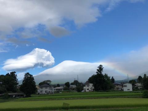 富士山に雲が纏わり...