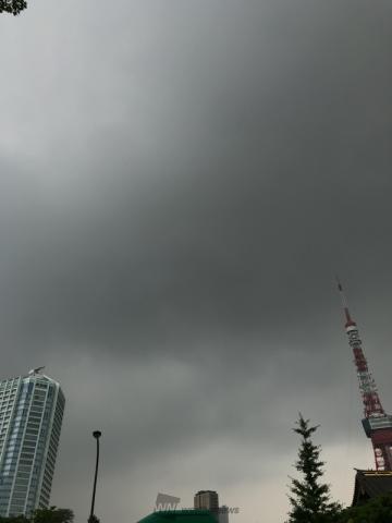 低い濃いグレーの雲...