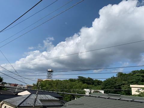 東側にもくもくした...