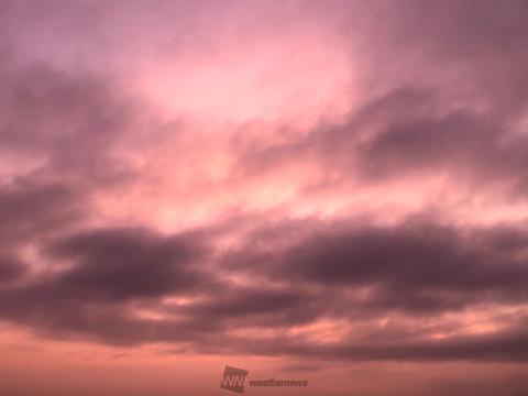 ピンクに染まる朝空 注目の空の写真 ウェザーニュース