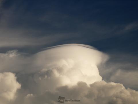 積乱雲＋レンズ雲？...