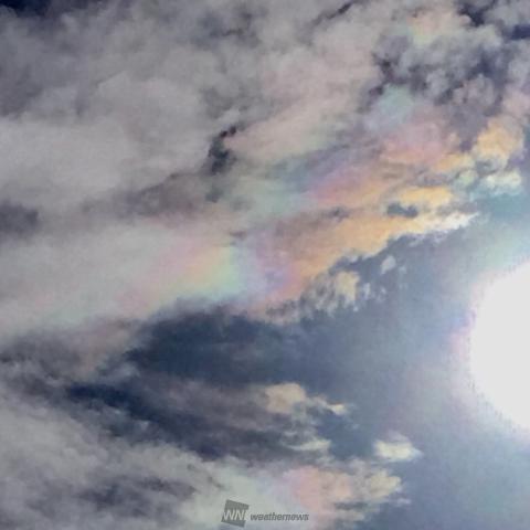 雲が虹色に染まる「彩雲」 注目の空の写真 ウェザーニュース