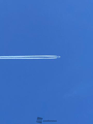 青空に映える飛行機雲 注目の空の写真 ウェザーニュース