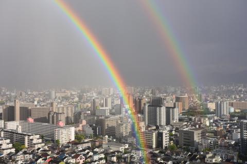 大阪で二重の虹が出現 近畿は霰や雷に注意 注目の空の写真 ウェザー