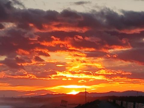 GAHGA 光れーる　君との夕焼けオレンジ 雨の日は 爽やかな春色の空で心を穏やかに… * * * #skylovers