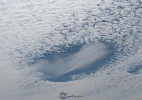 不思議な「穴あき雲」が出現 注目の空の写真 ウェザーニュース