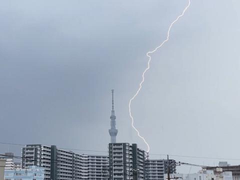 空を走る稲妻 頻発する落雷に警戒を 注目の空の写真 ウェザーニュース
