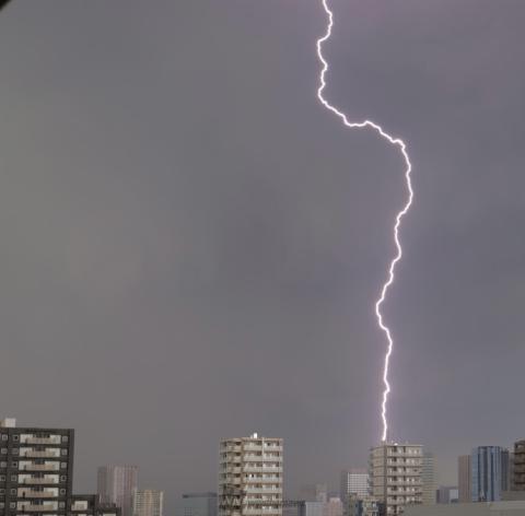 空を走る稲妻 頻発する落雷に警戒を 注目の空の写真 ウェザーニュース