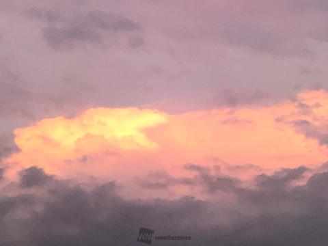 朝日で輝く入道雲 注目の空の写真 ウェザーニュース