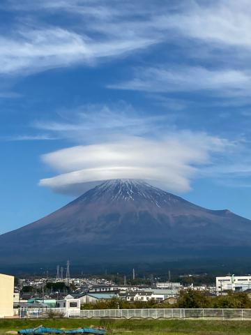 富士山上空に吊るし雲 注目の空の写真 ウェザーニュース