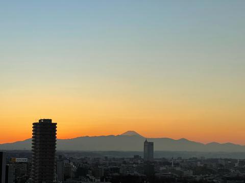夕焼け空にシルエ...