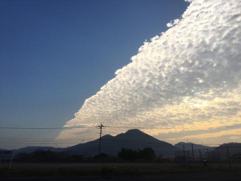 青空と雲が真っ二つ！ 注目の空の写真 ウェザーニュース