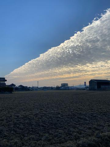 青空と雲が真っ二つ！ 注目の空の写真 ウェザーニュース