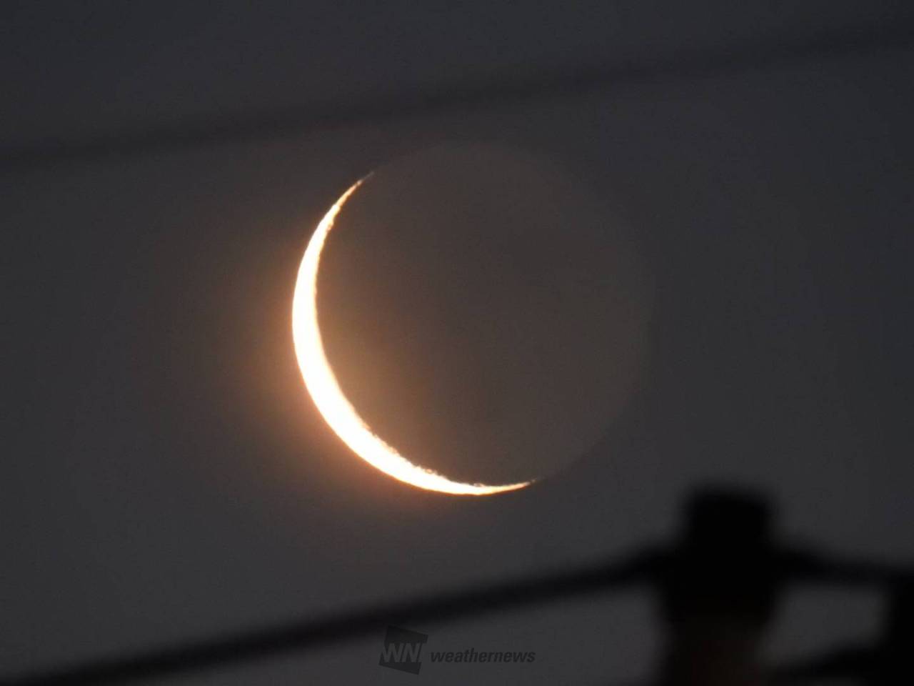 お月様が綺麗です 朝空に浮かぶほっそりムーン 注目の空の写真 ウェザーニュース