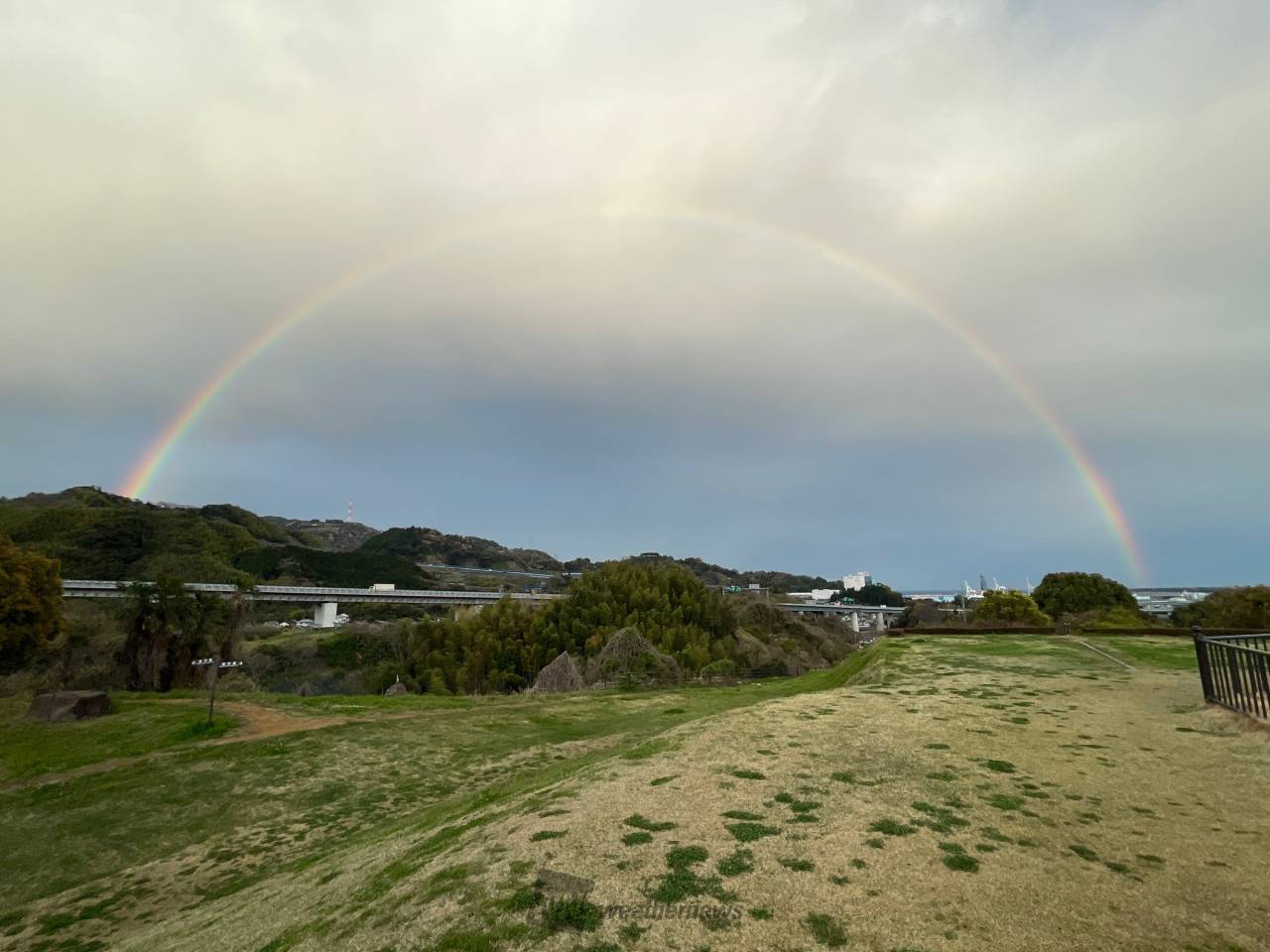 夕暮れ時に虹が出現 注目の空の写真 ウェザーニュース
