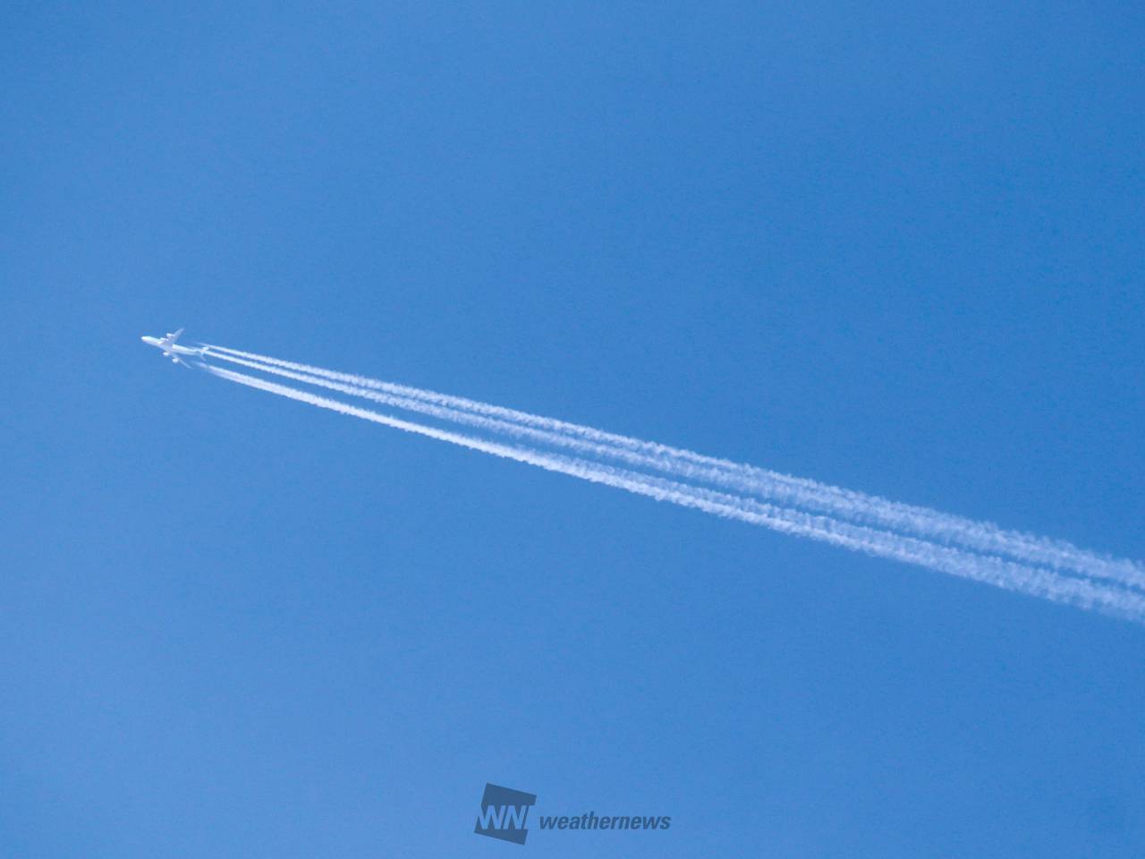 飛行機雲 なが〜い飛行機雲 注目の空の写真 ウェザーニュース