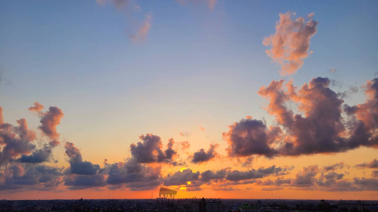 空と光の写真「綺麗な夕焼け」 空撮夕焼け空、自然、美しい光、海の上の夕日や日の出、カラフルな劇的