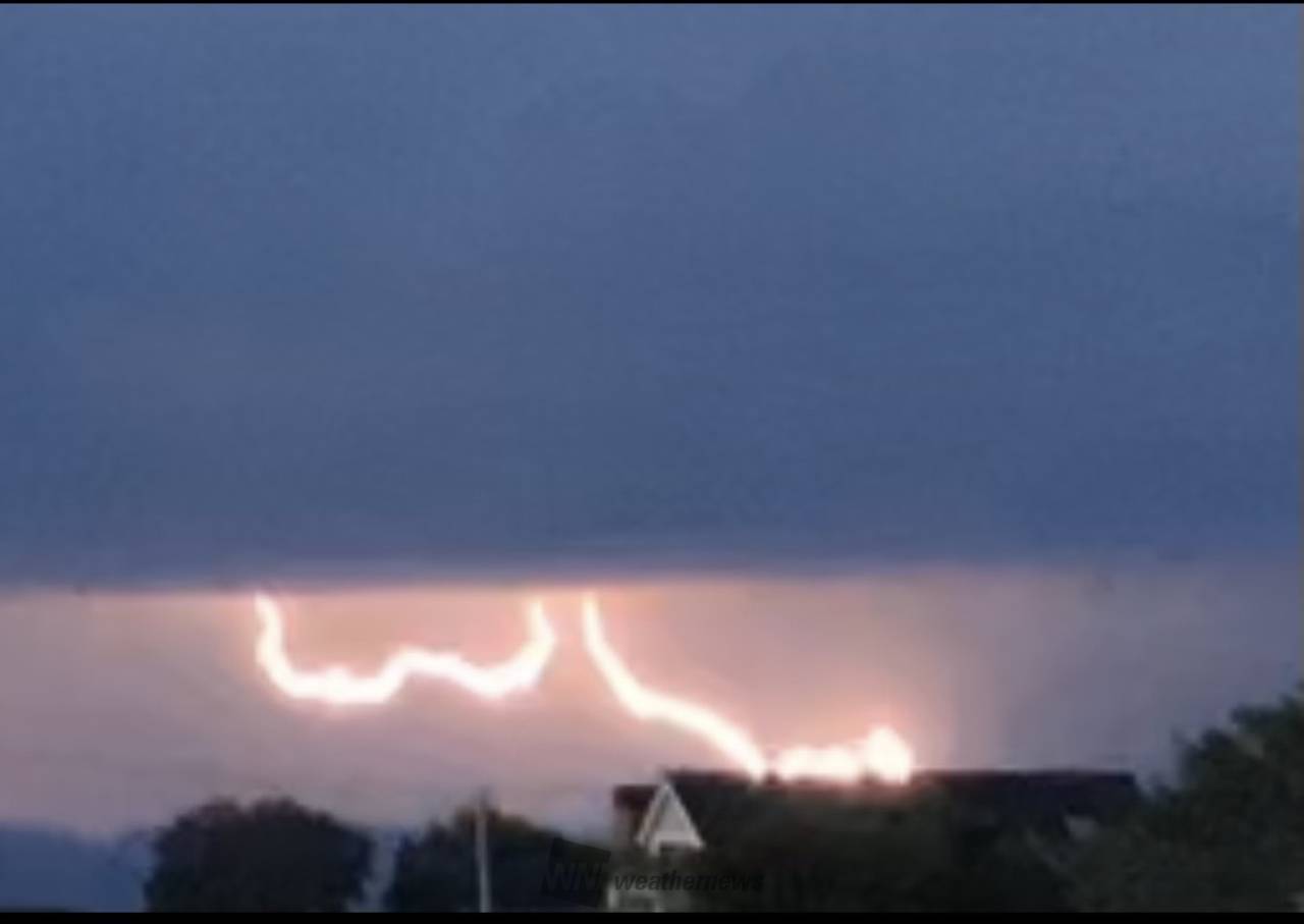 激しい雨や雷に注意 注目の空の写真 ウェザーニュース