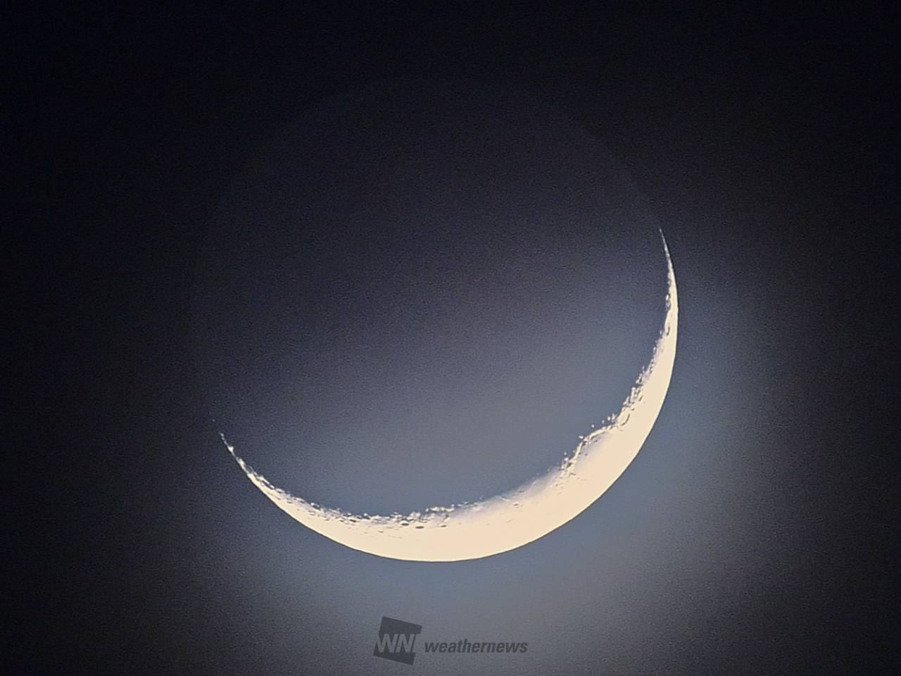 夜空に輝く細いお月さま 注目の空の写真 ウェザーニュース