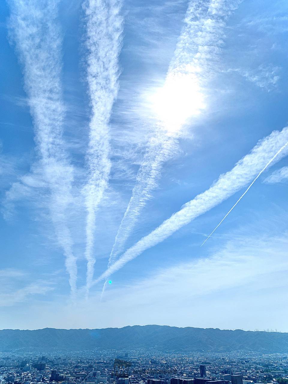 まっすーーぐ伸びる雲 注目の空の写真 ウェザーニュース