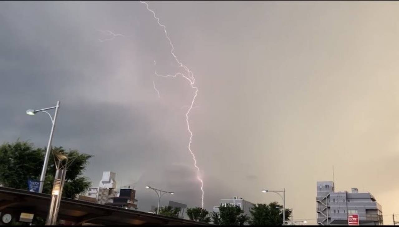 雷雨ページ 雷雨と雨の夜のイラスト」のベクター画像素材（ロイヤリティフリー