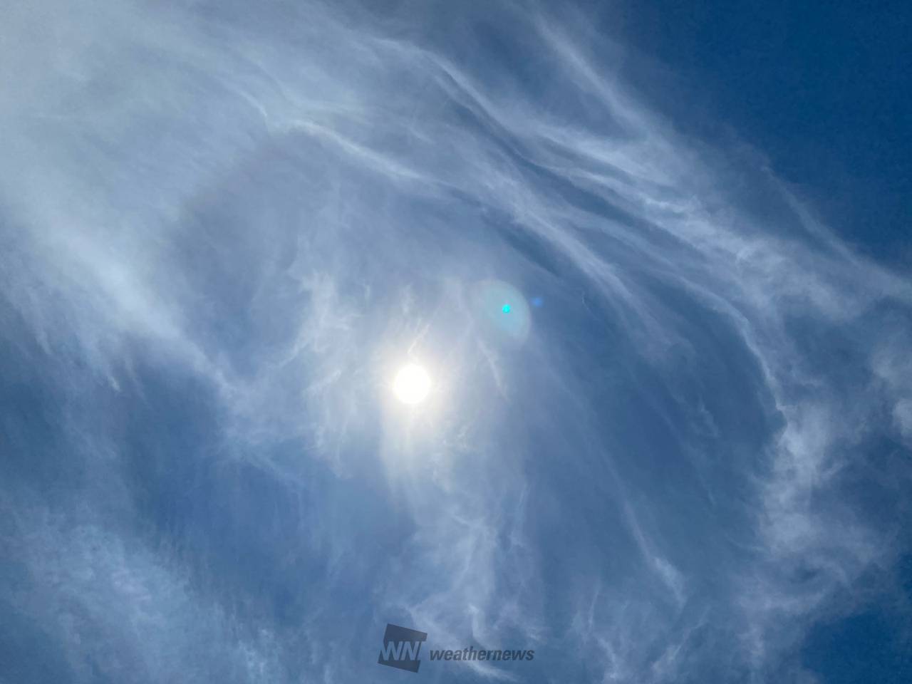 太陽の周りに虹色の輪 注目の空の写真 ウェザーニュース