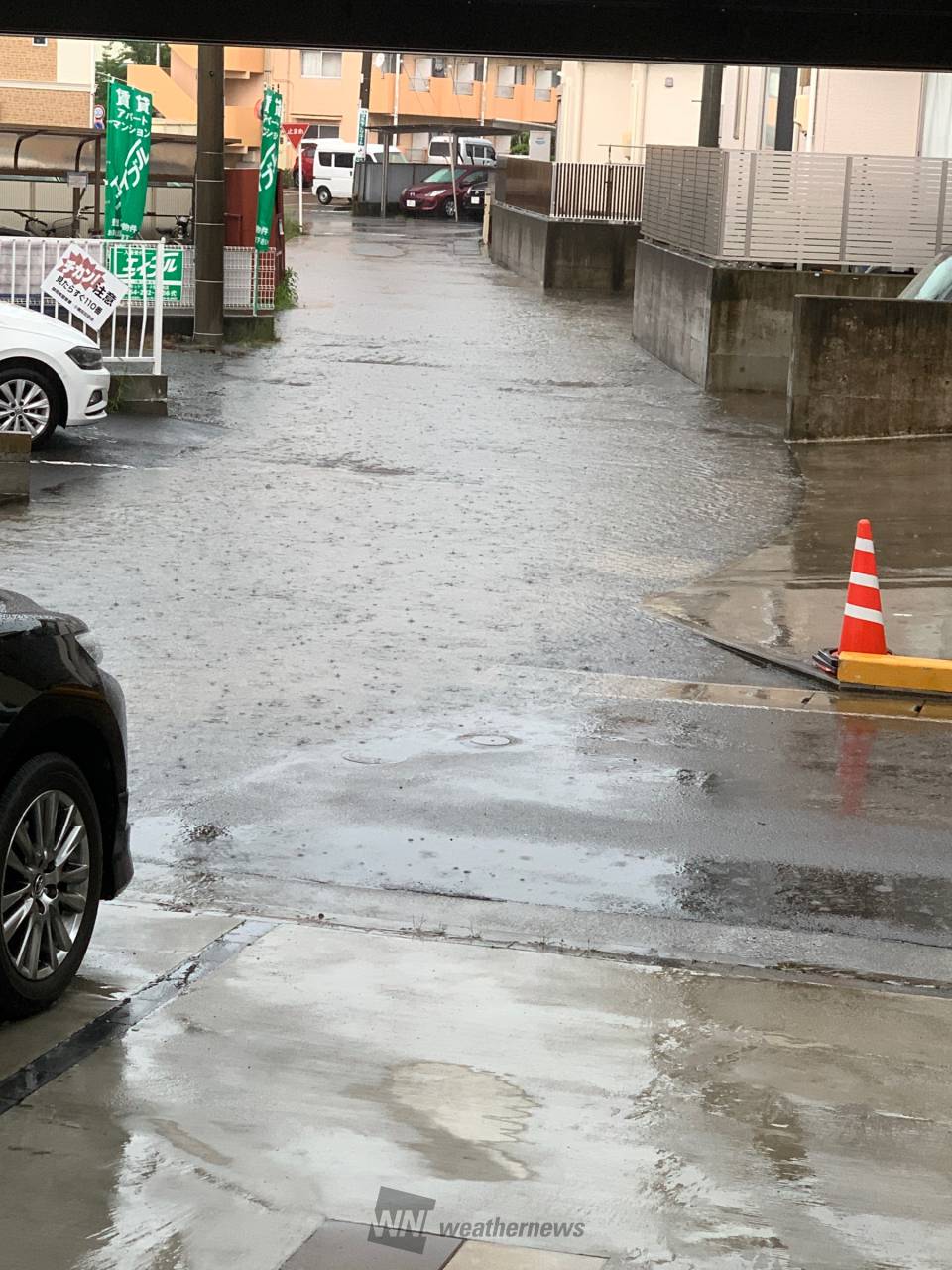 通り一面茶色い水が...