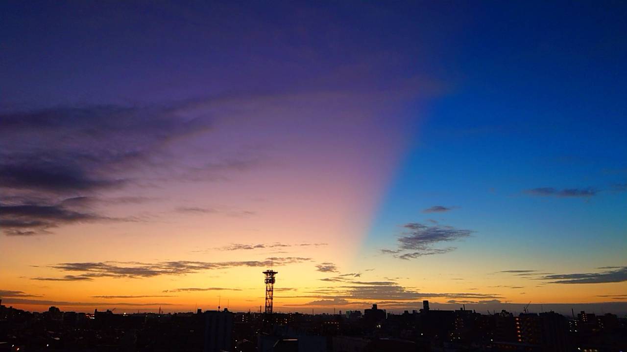 二色に分かれた朝の空 注目の空の写真 ウェザーニュース