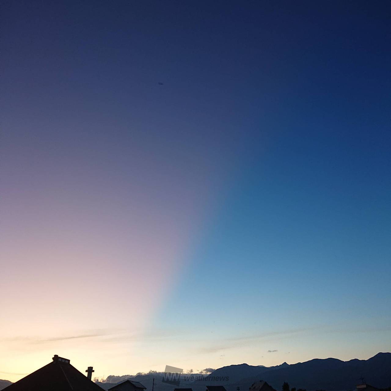 二色に分かれた朝の空 注目の空の写真 ウェザーニュース