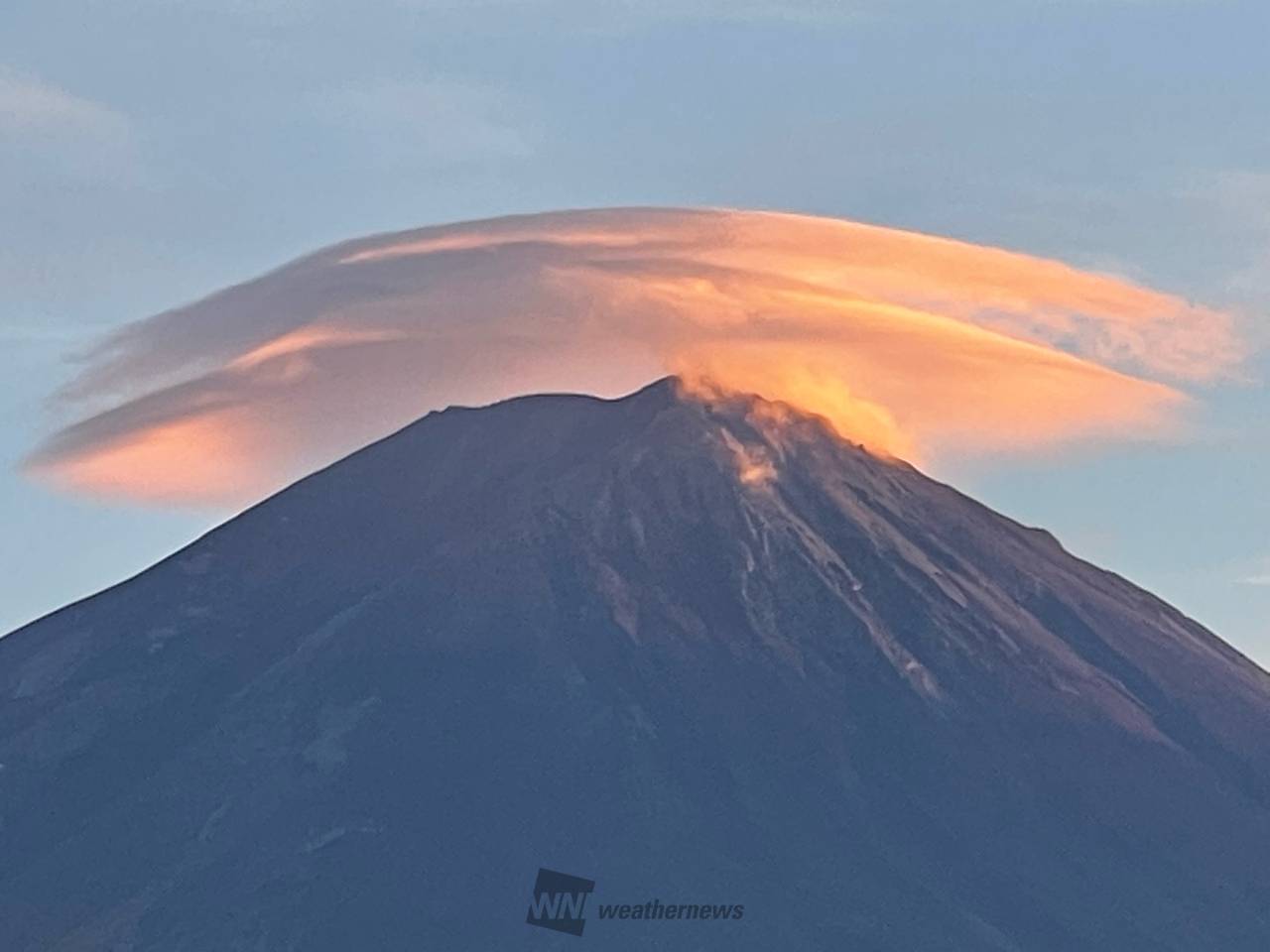 姿を現した富士山に笠雲 注目の空の写真 ウェザーニュース
