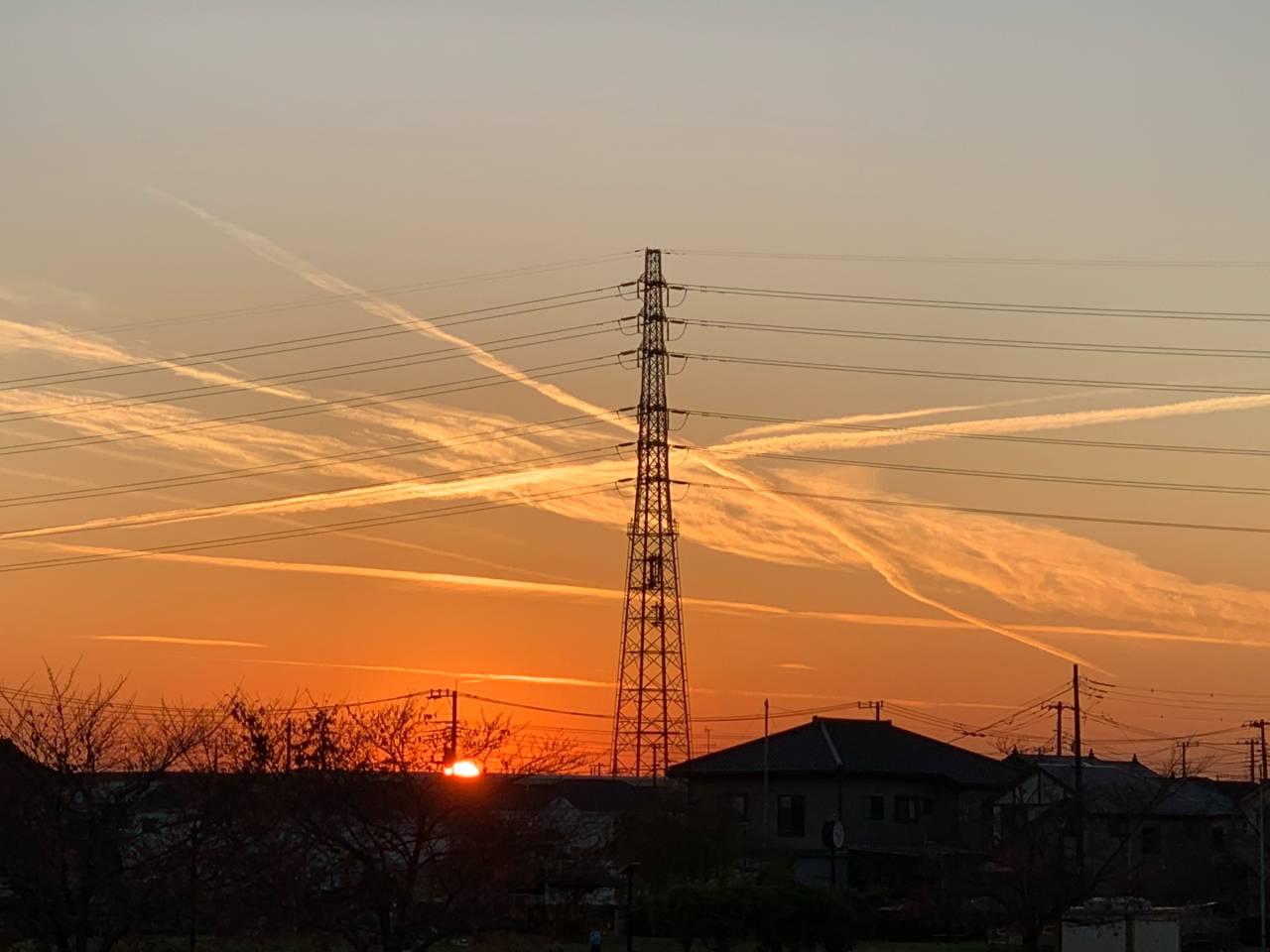 飛行機雲の交差する夕空 注目の空の写真 ウェザーニュース