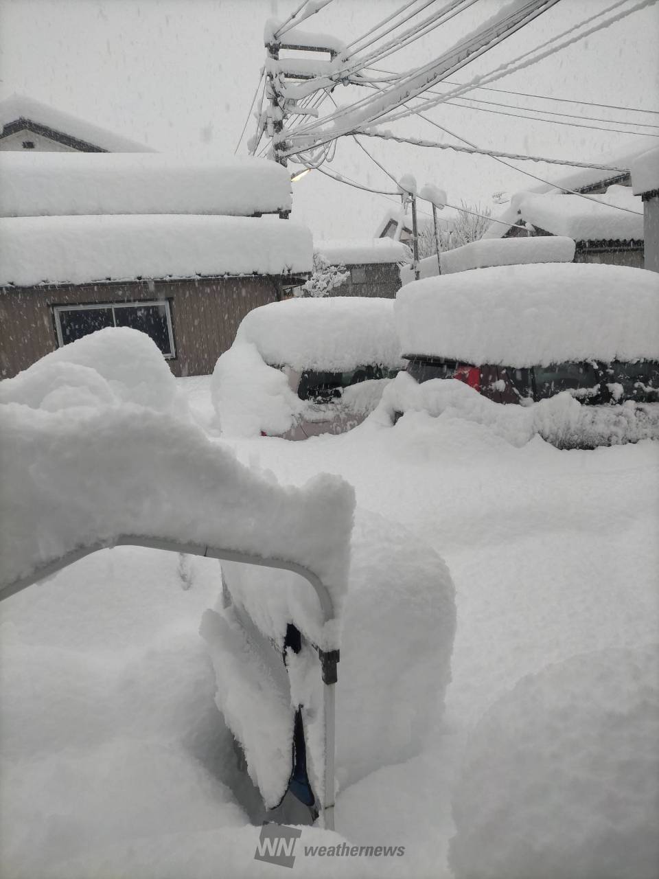 雪降る日 車の上に高く降り積もる雪 注目の空の写真 ウェザーニュース