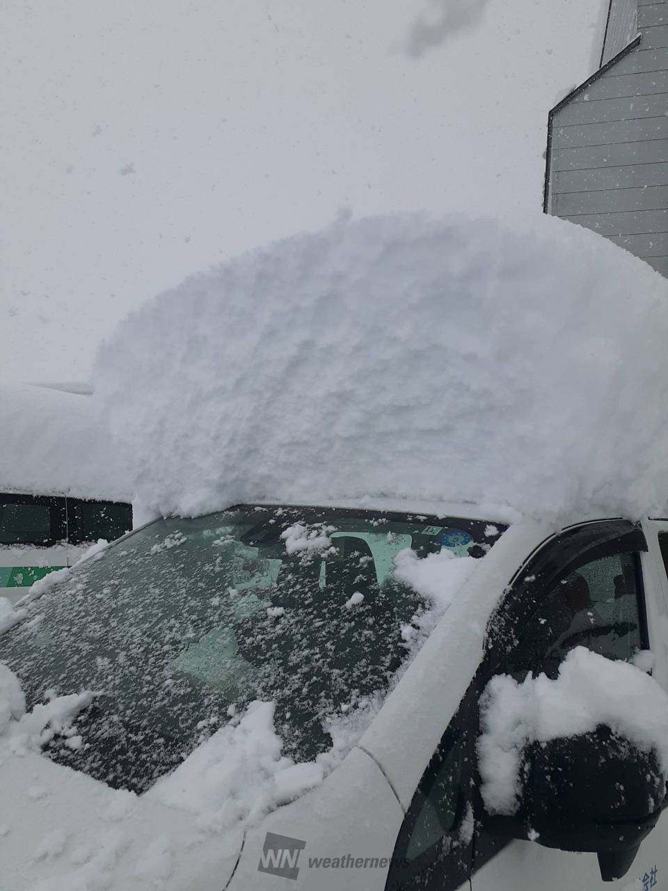 車の上に高く降り積もる雪 注目の空の写真 ウェザーニュース
