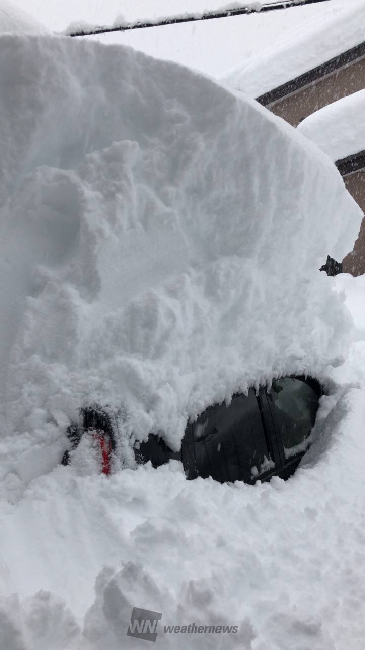 車の上に高く降り積もる雪 注目の空の写真 ウェザーニュース
